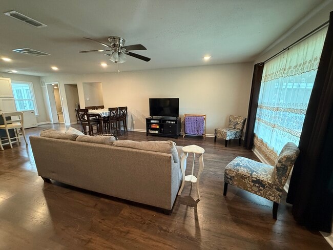 Photo - 1750 N Graham St