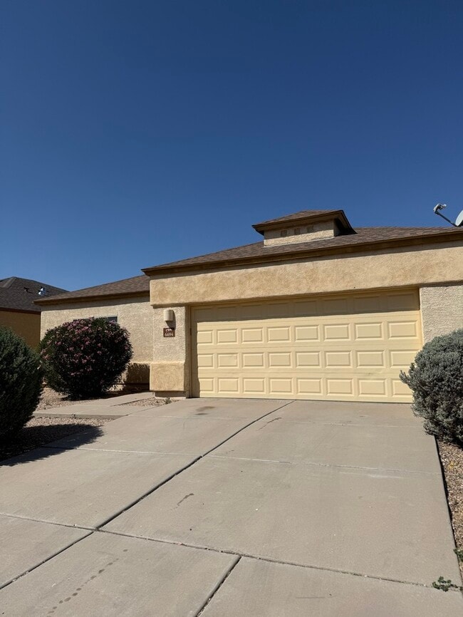 Building Photo - House For Rent