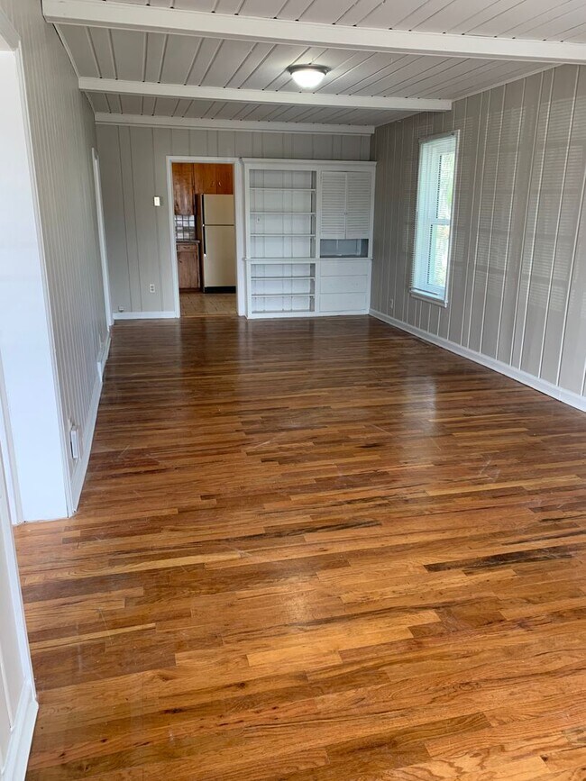 MOVE IN SPECIAL! REMAINDER OF OCTOBER RENT... House House Rental in