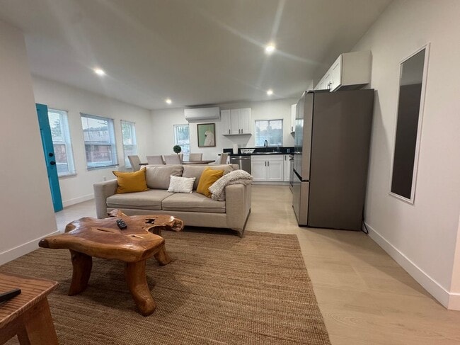 Photo - 2669 Clyde Ave