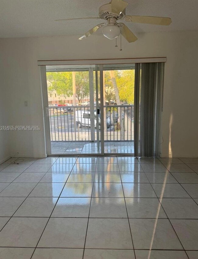 Photo - 8750 Royal Palm Blvd Unidad 209