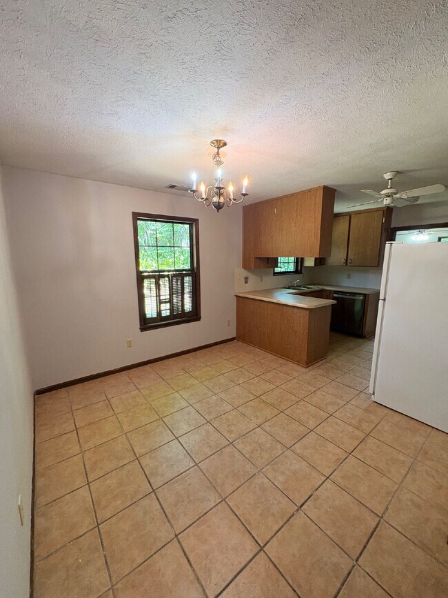 Charming 3-Bed, 2-Bath Home with 1623 sq. ft. of Comfort in the North Side of Tallahassee!