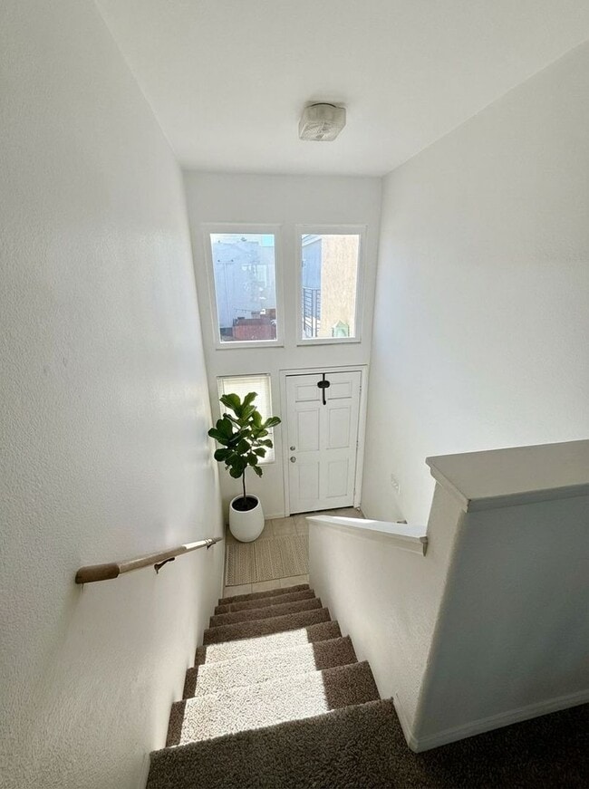 Building Photo - AVAILABLE JUNE!~ BEAUTIFUL & SPACIOUS 3BD/2BA TOWNHOUSE IN CROWN POINT - $4,895/MO! Unit 4068 Promontory Street