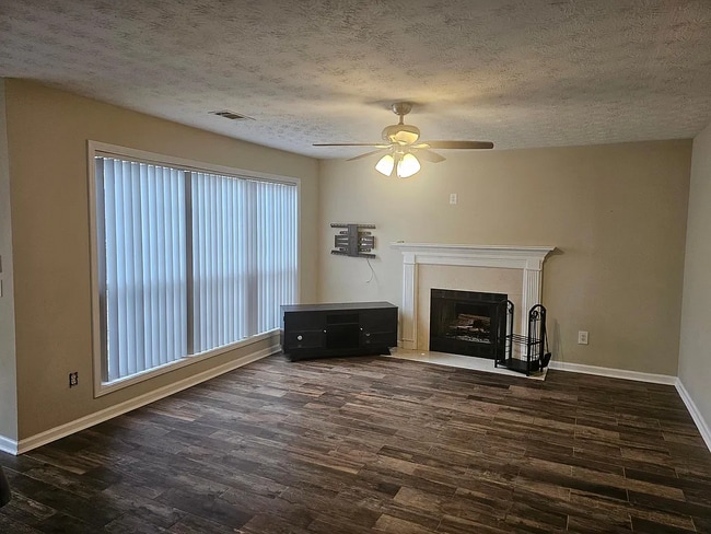 Photo - 1692 Tunbridge Ln