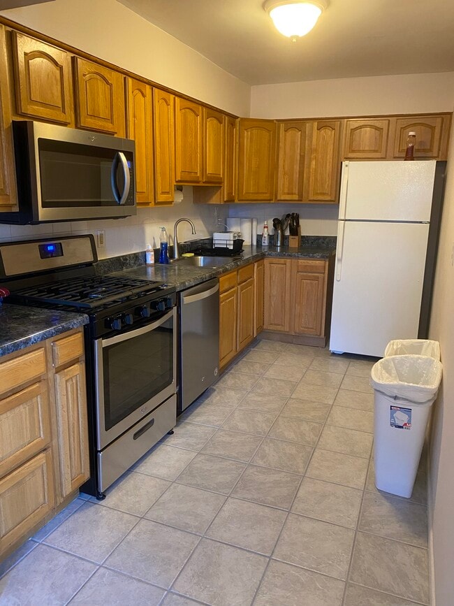 Building Photo - 616 Stirling Plz Unit 2