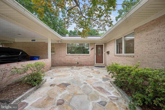 Photo - 7016 Hopewood St