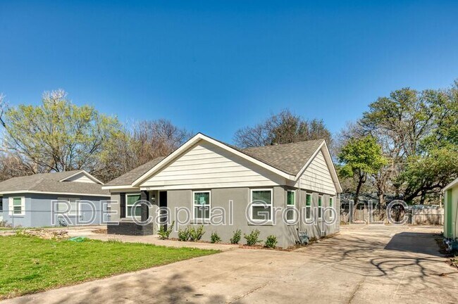 Photo - 636 Schieme St