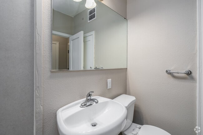 1BR, 1BA - 550SF - Bathroom