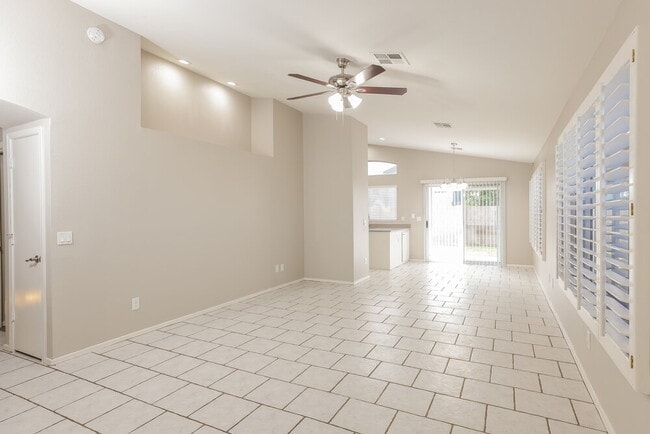 Photo - 115 W Runion Dr