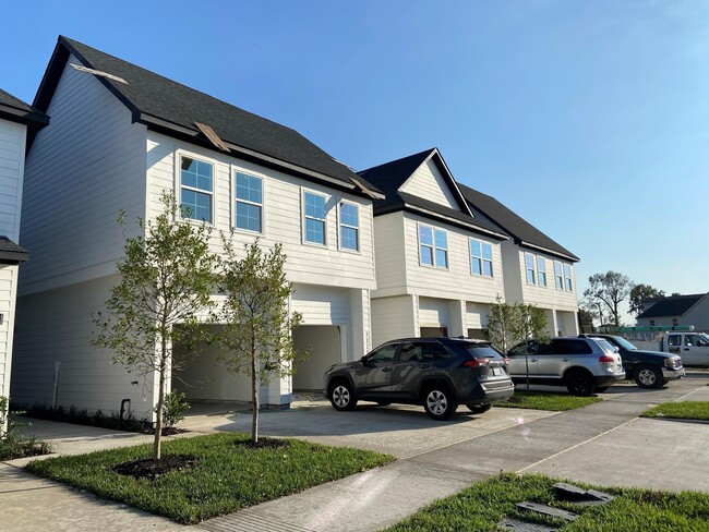 Building Photo - 3253 Real St