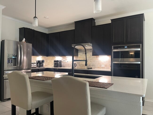 Fitted kitchen - 1131 Aronia Ln