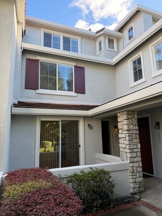 Building Photo - Dublin The Vineyards, 3 Bed 3 bath, Community Pool, Greenbelt, Close to 580 and BART