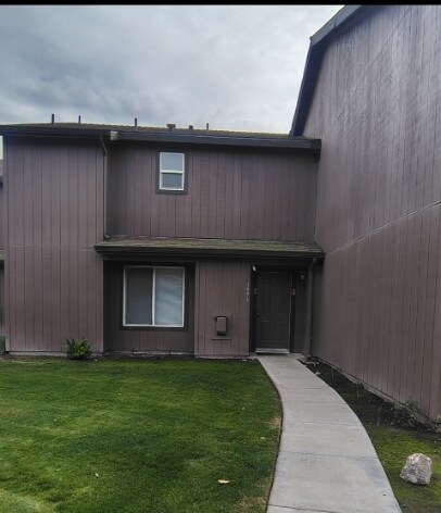 2 Story Town Home for Rent in Corcoran - 2 Story Town Home for Rent in Corcoran Unidad 1976