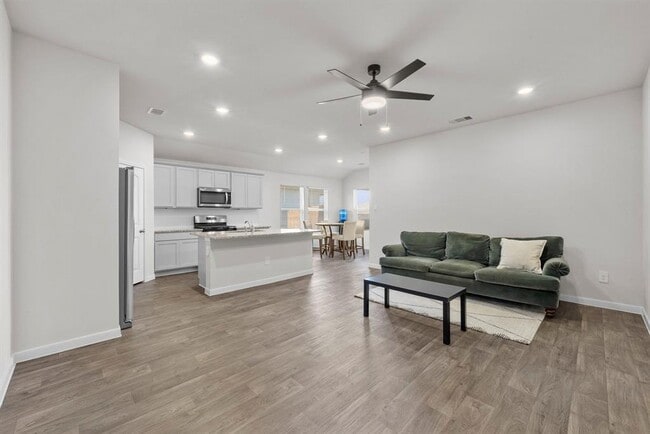 Photo - 320 Darwin Pl