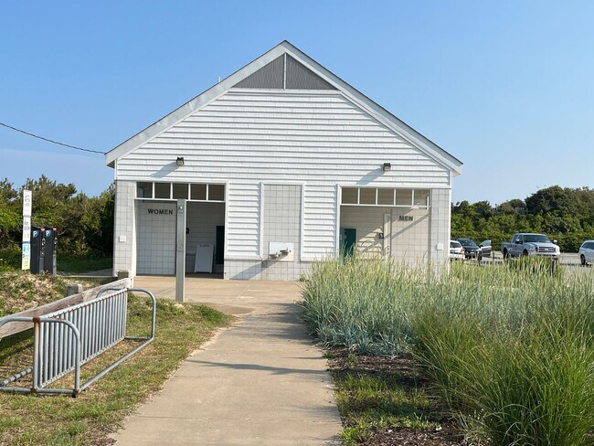 Photo - Beautiful 4 bedroom, 2.5 bathroom house on...