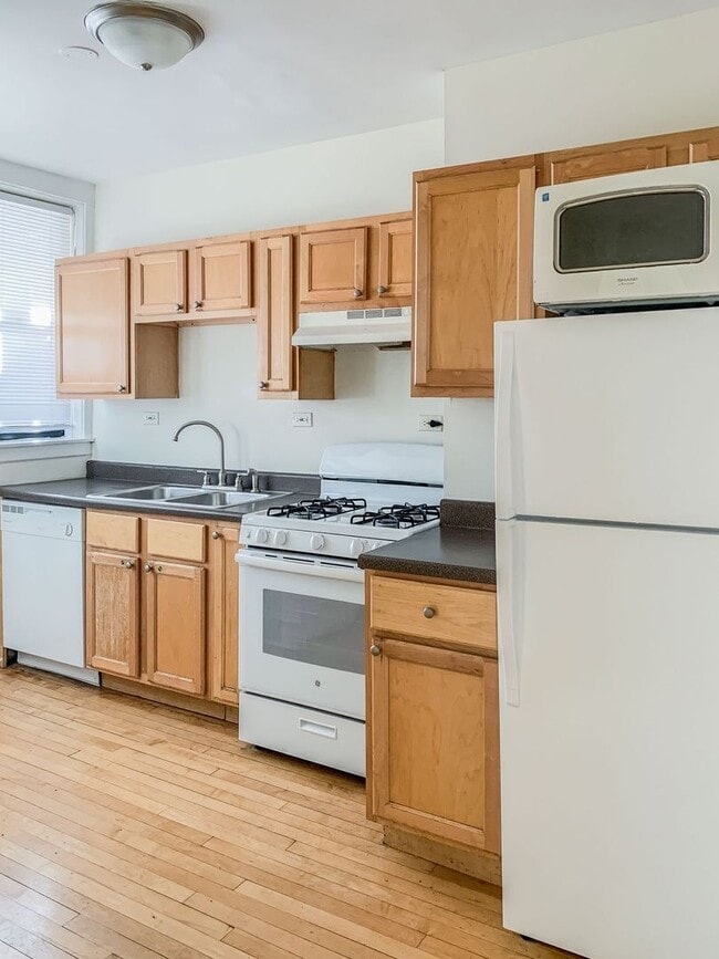 Building Photo - 1955 W Winnemac Ave Unit 1953-2 Rental