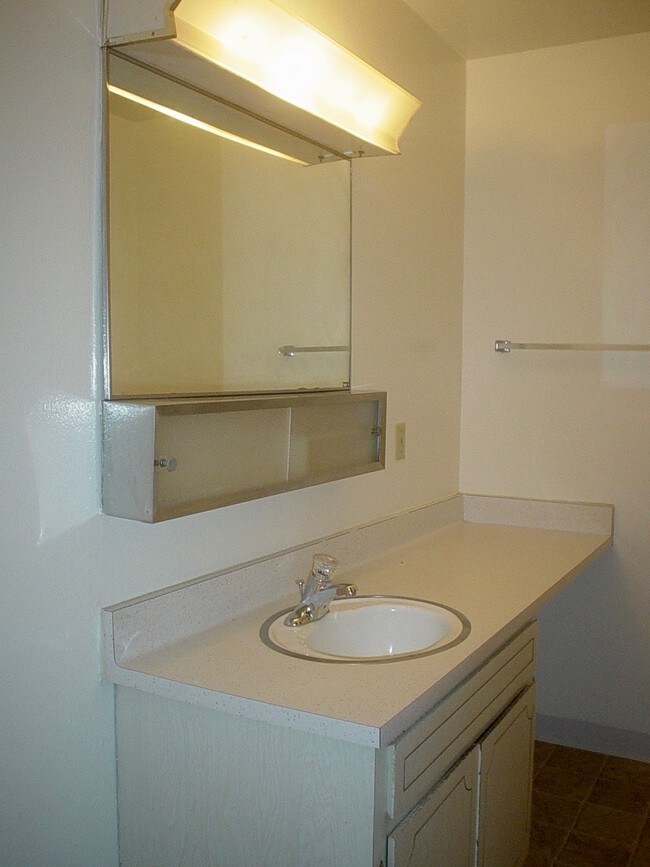 Bath - Aspen Apartments