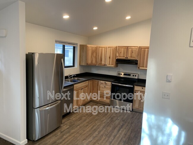 Photo - 1003 5th St E