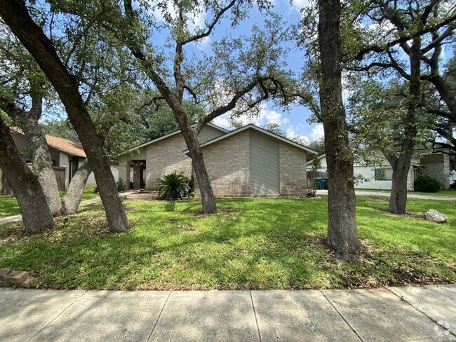 Building Photo - Beautiful 80s Brick House