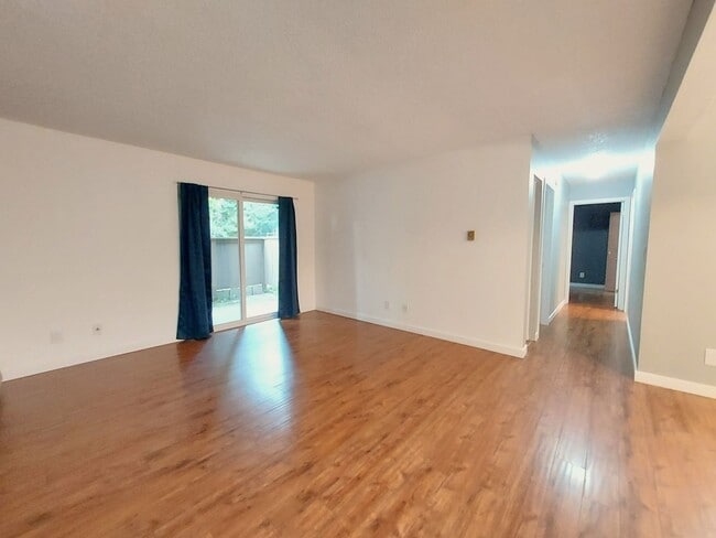 Building Photo - Quiet 2 bedroom 1 bathroom ground floor co... Rental