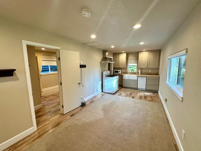 Photo - Charming 1-bedroom, 1-bathroom cottage