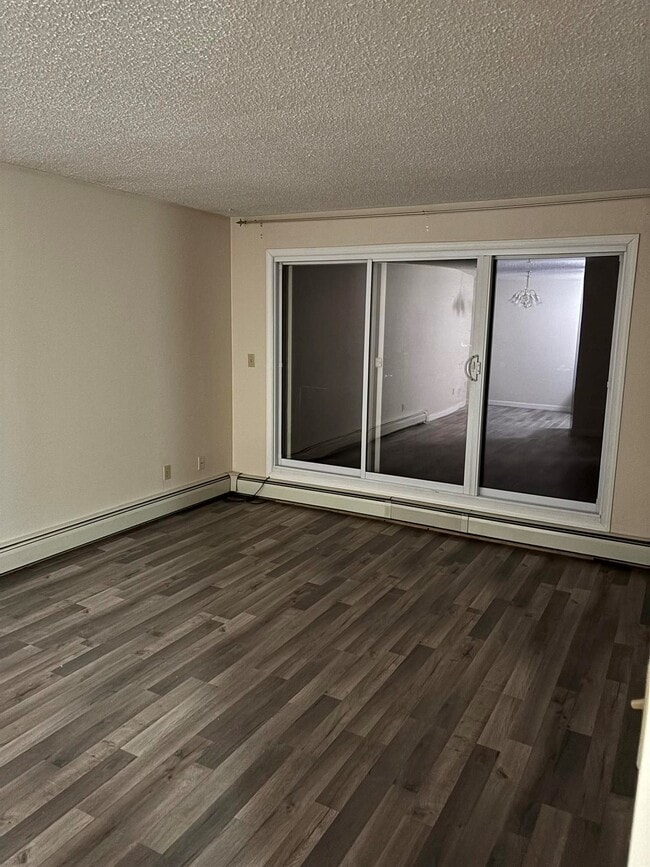 Building Photo - 2 Bed 1 Bath Unit 205