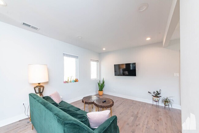 Photo - 1013 W 18th Pl Unit 2