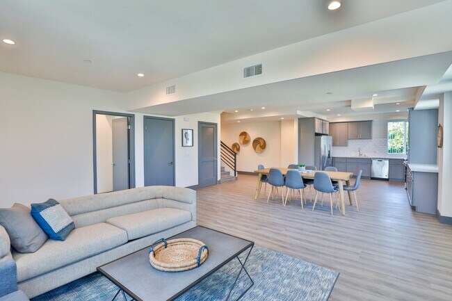 Photo - 1155 W 36th Pl Unidad 2