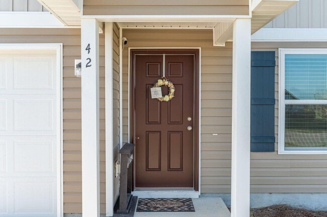 Photo - 42 Lockwood Way W