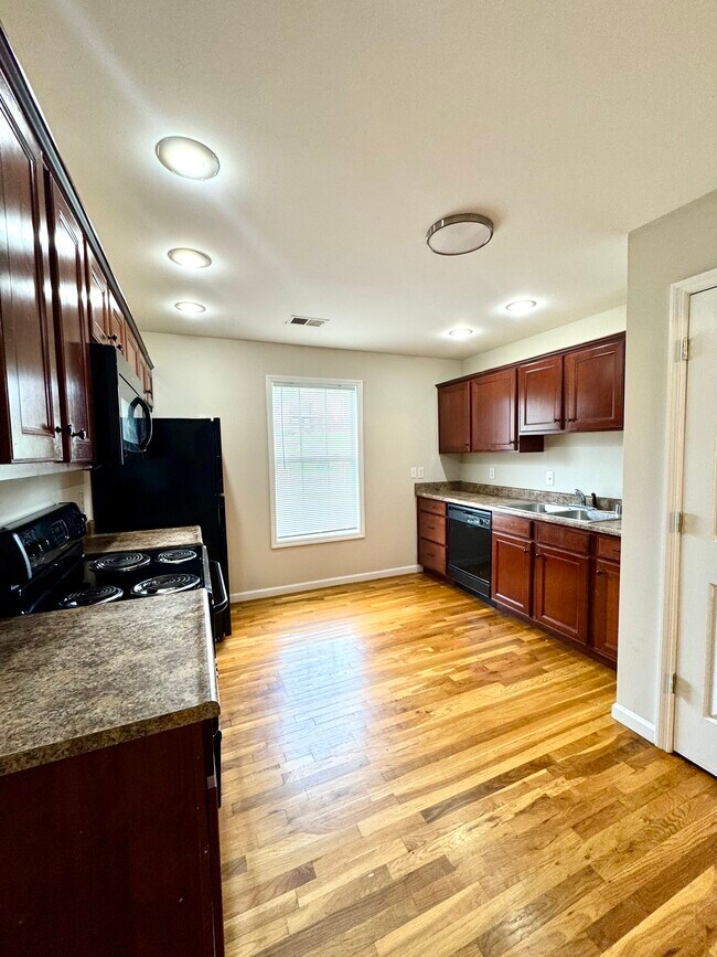 Photo - 641 Hampton Way