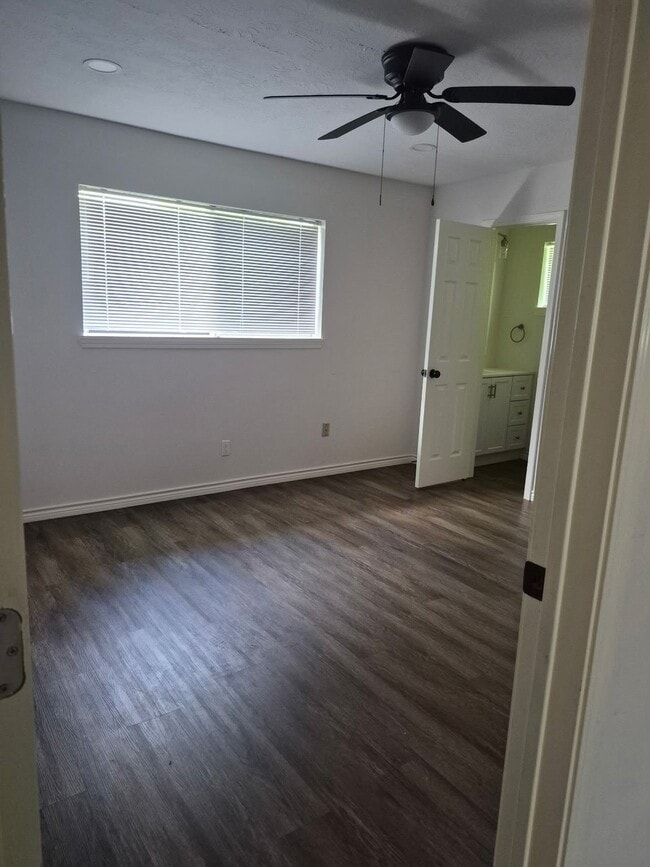 Building Photo - 10915 Roandale Dr