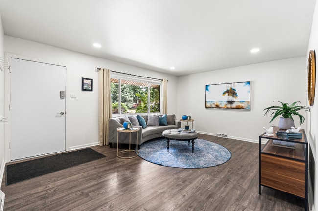 Photo - 571 S Taft St