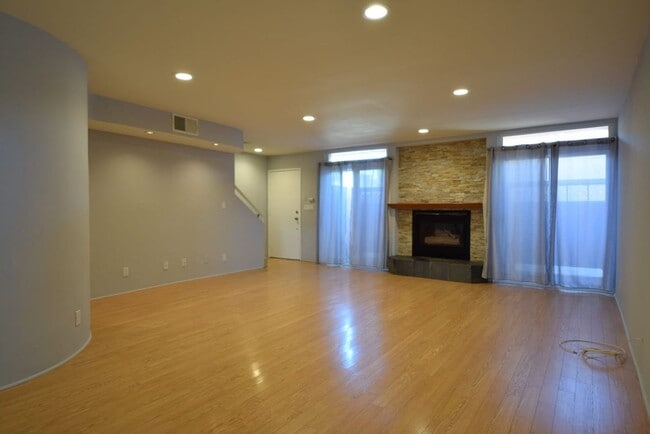 Building Photo - Call to Schedule Your Tour Today!!