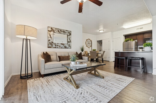 2BR, 2BA - 1,010SF