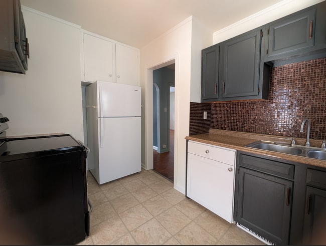 Photo - 411 E School St