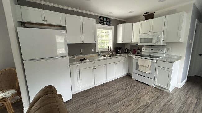 Building Photo - A rare find! Quiet country living in a sin... Rental