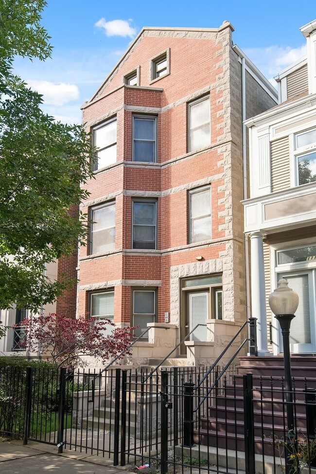 Building Photo - Large 3 BR/3 BA Duplex in the heart of Lincoln Park Unit 1118-3
