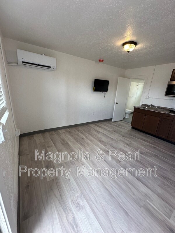 Photo - 201 S Main St