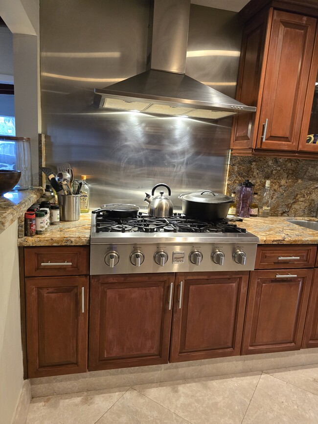 High quality six burner gas gourmet stove - 6364 SW 33rd St