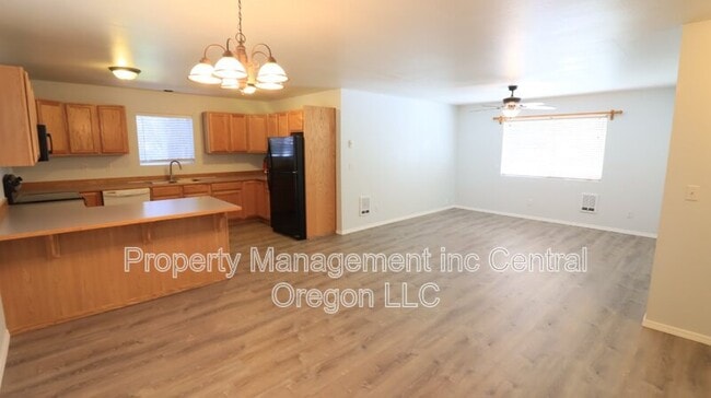 Photo - 2010 NE Full Moon Dr Townhome