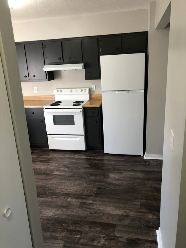 Kitchen - 1015 Ebersole Blvd