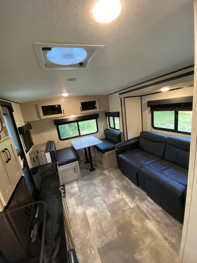 Photo - 2006 N 42nd St Unidad RV