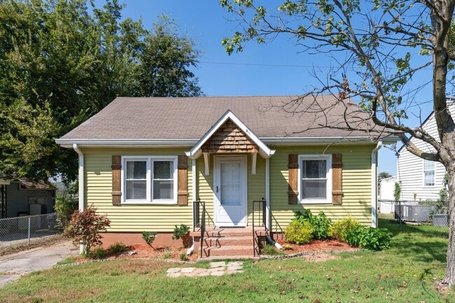 Building Photo - 2 Bed/ 1 Bath Cottage in Charlotte Park, Fenced Yard and Pet Friendly