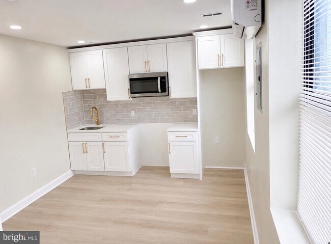 Building Photo - 2900 Hale St Unit 2