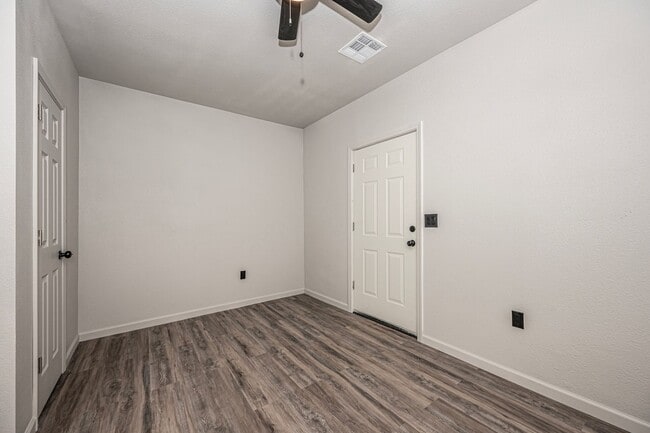 Photo - 731/735 8th Yellow Duplex Unidad 735 8th LEFT