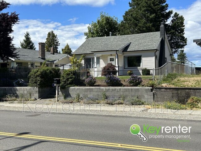 Captivating 3 Bed - 1 Bath Tacoma Home - Captivating 3 Bed - 1 Bath Tacoma Home