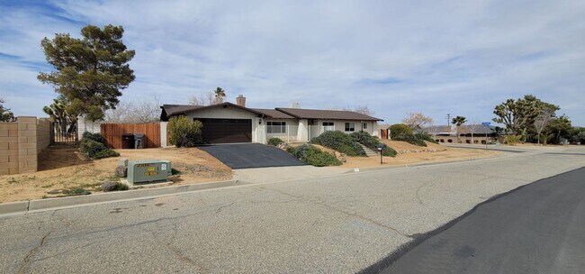 Available NOW!! 4 Bedroom! - Available NOW!! 4 Bedroom! House