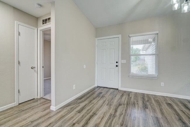 Photo - 10425 Aberdeen Dr