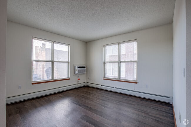2BR, 1BA - 744SF