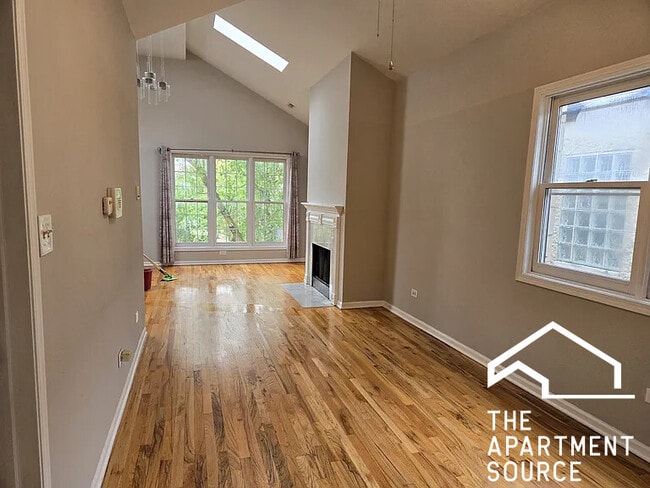Building Photo - 842 N Wood St Unit 3 Rental